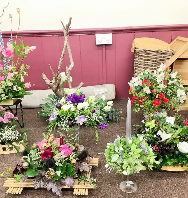 Flower arranging led by Lynne Christmas 2022 - photo 5